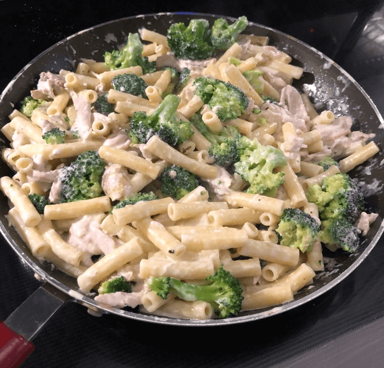 CREAMY CHICKEN WITH PASTA AND BROCCOLI