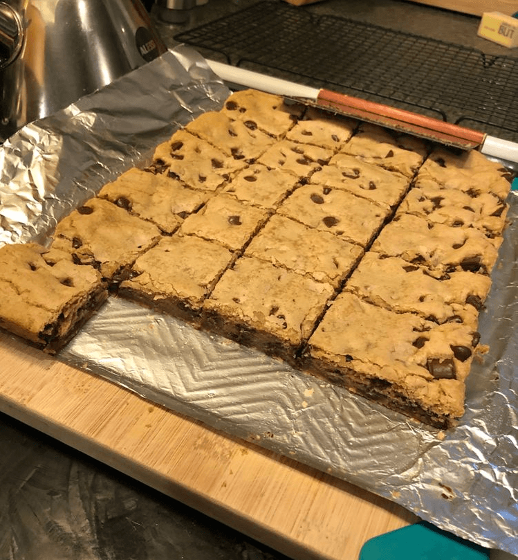 4-Ingredient Quick Chocolate Chip Cookie Cake 1