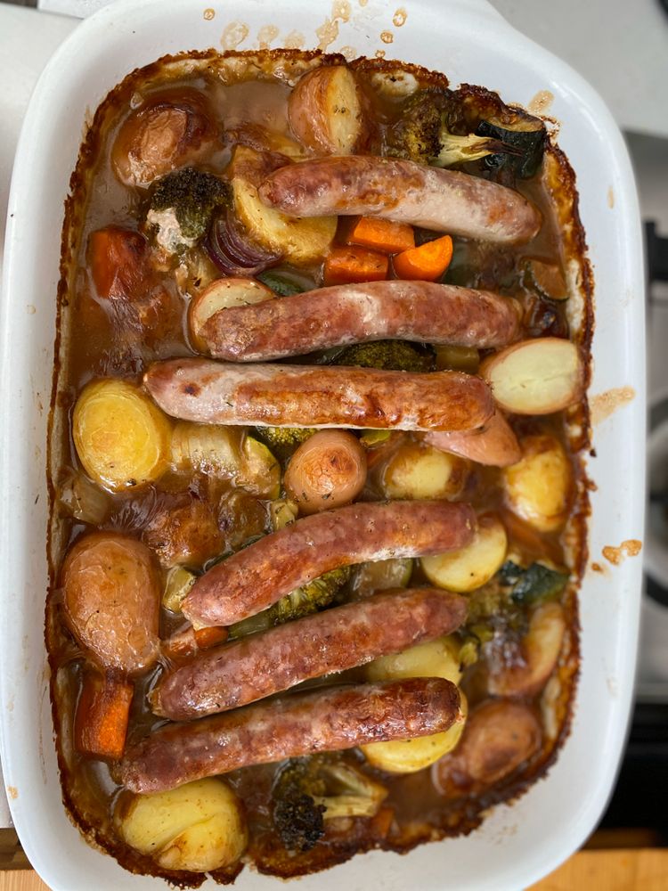 OVEN BAKED SAUSAGES WITH POTATOES, VEGETABLE AND GRAVY!