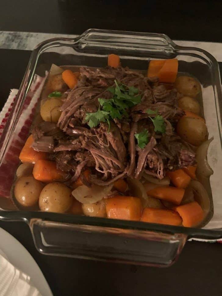-SUNDAY POT ROAST WITH ONIONS, CARROTS AND POTATOES :￼
