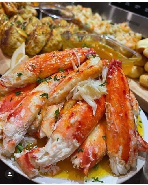 baked crab legs in butter sauce￼
