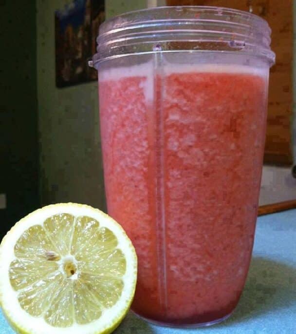 Strawberry-Lemon Detox Drink￼￼￼