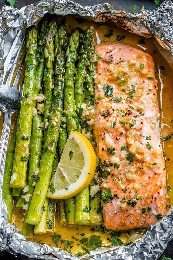 Baked Salmon in Foil with Asparagus and Garlic Lemon Butter Sauce