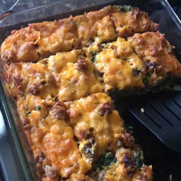 KETO LOW-CARB BACON, EGG, AND SPINACH BREAKFAST CASSEROLE