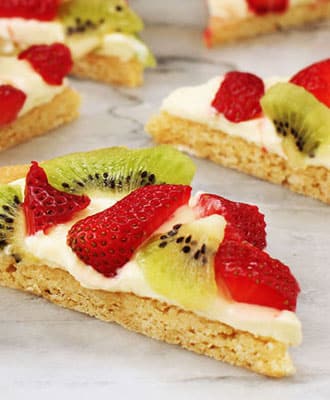 Strawberry-Kiwifruit Pizza in a Cookie Crust￼