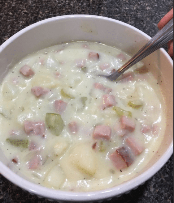 EASY AND COMFORTING HAM AND POTATO SOUP￼