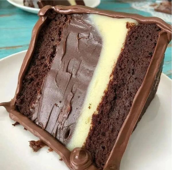 EXTREME CHOCOLATE CAKE