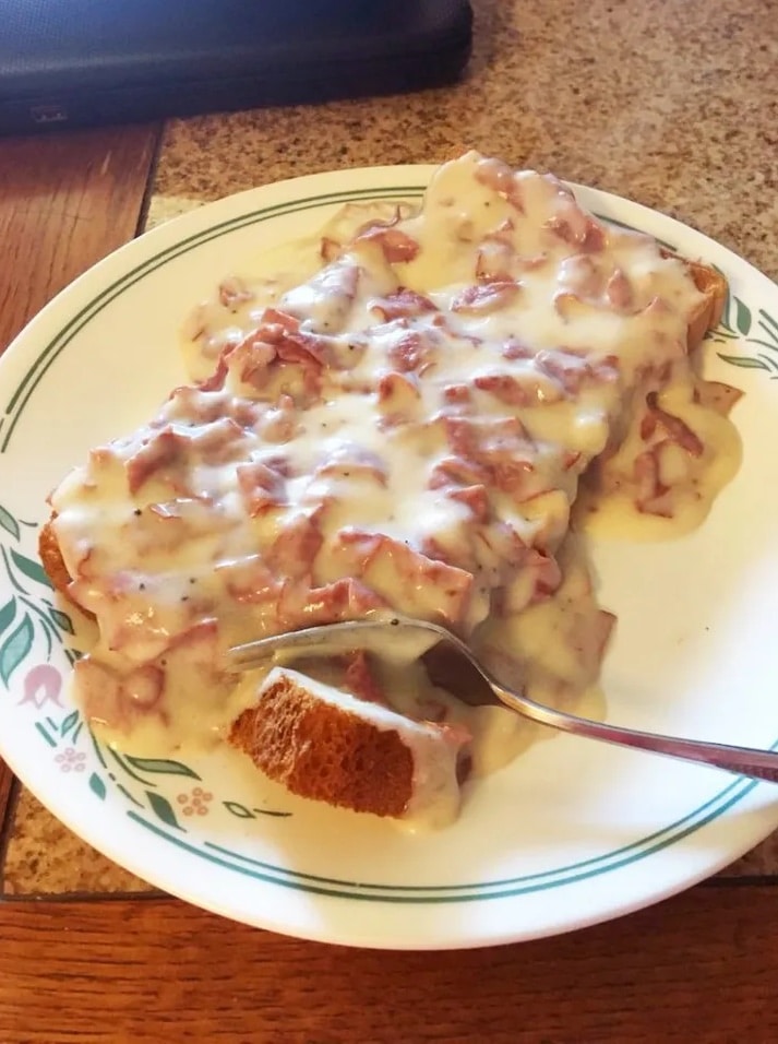 CLASSIC CREAMED CHIPPED BEEF ON TOAST
