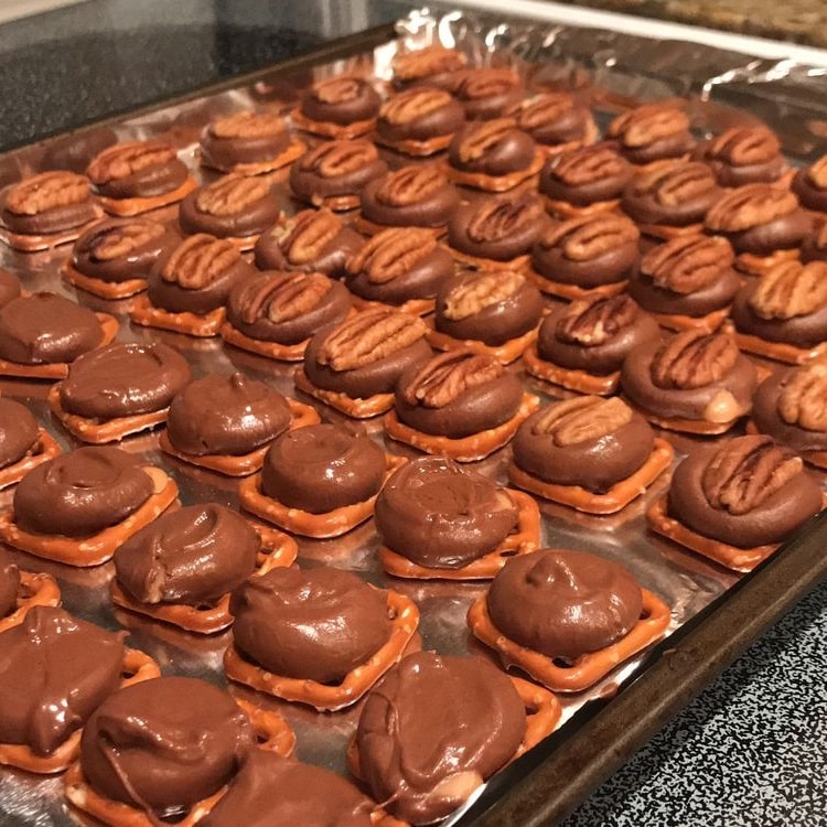 Rolo TURTLES. (Not the bastard holiday M&M kind)￼