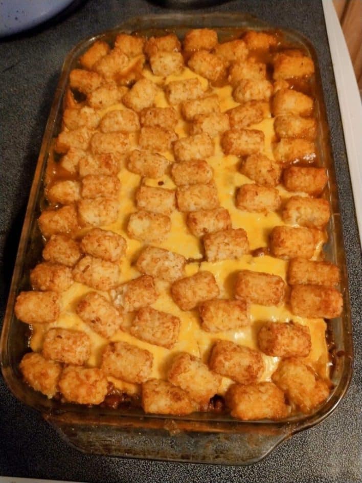 chili-dog-tater-tot-casserole-just-recettes