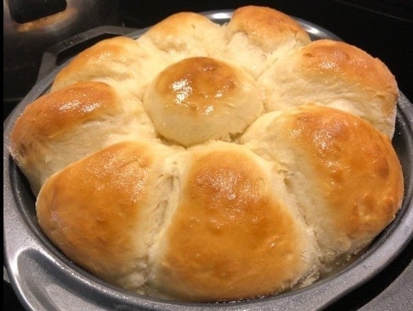 HOME OLD-FASHIONED SOFT AND BUTTERY YEAST ROLLS 1