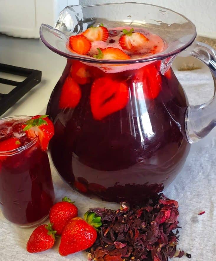 Agua de Jamaica y Fresas (Hibiscus flower with strawberry water) 1