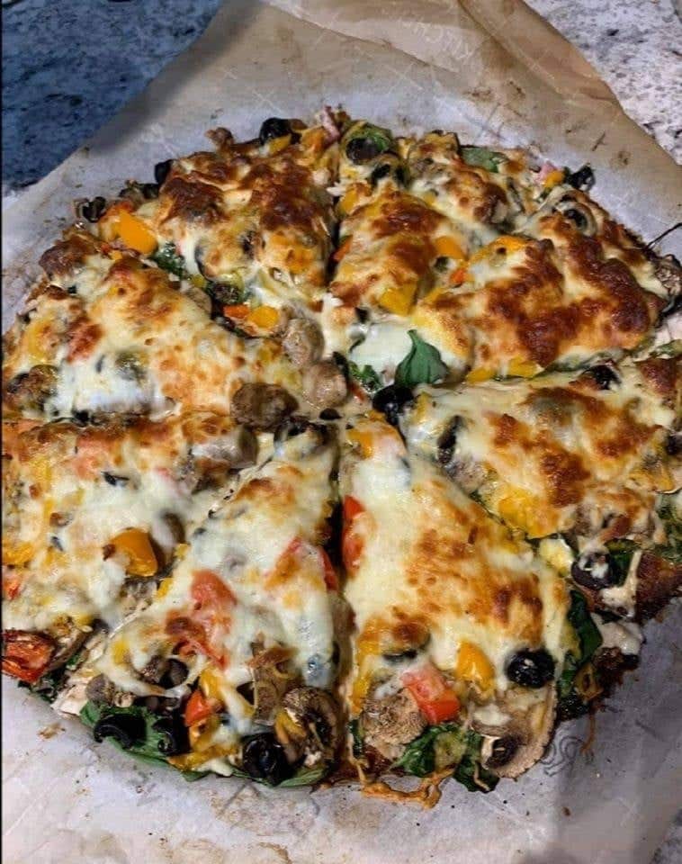 Cauliflower Crust pizza artist 🍕❤️ white sauce, chicken, mushrooms, spinach, olives