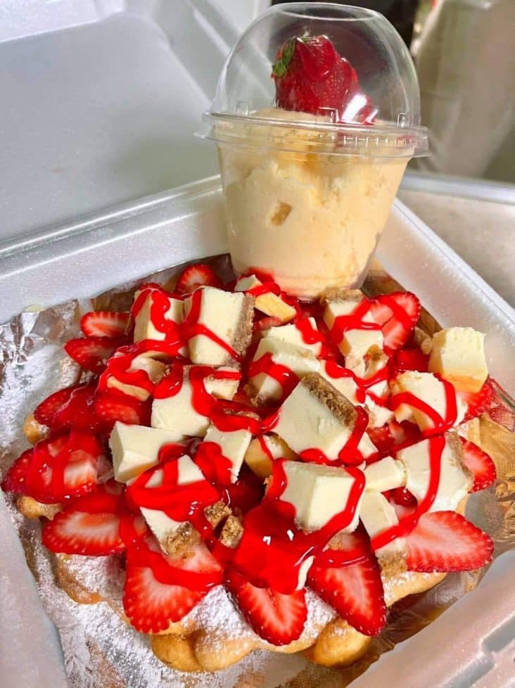 Strawberry Cheesecake Funnel Cake!🍓🍰 1