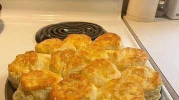 Homemade buttermilk biscuits 😍 OMG DON'T LOSE 6